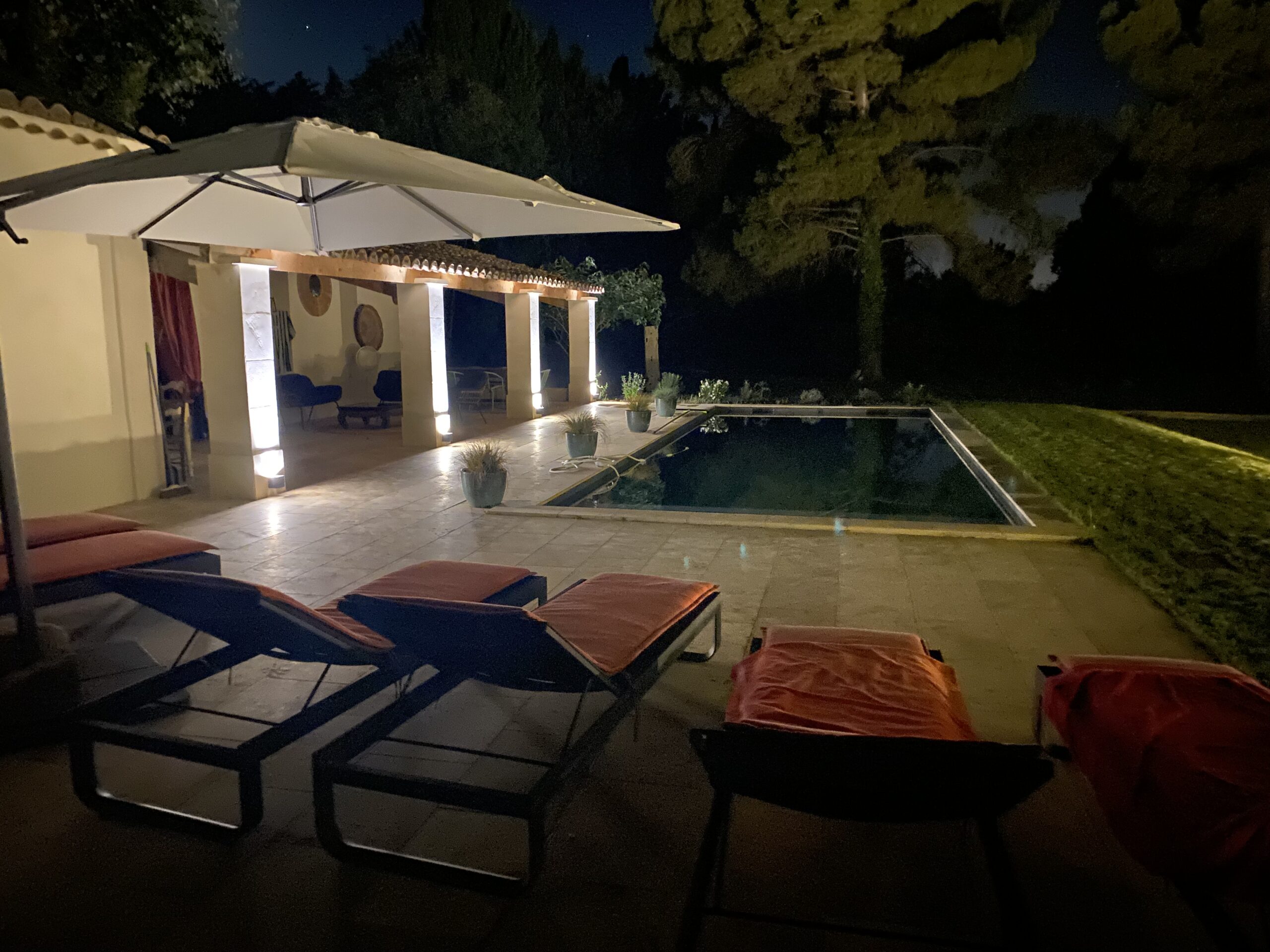 Piscine la nuit Mas du Grand Chêne à Saint Rémy de Provence à la location
