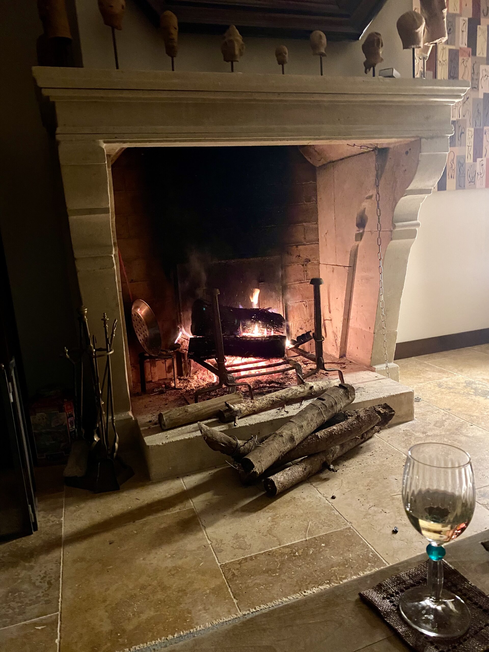 la cheminée du Mas du Grand Chêne à Saint Rémy de Provence à la location