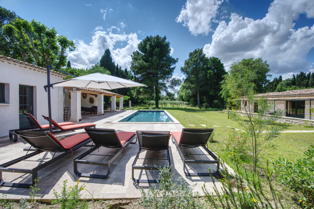 Se reposer près de la piscine du mas du grand chêne à Saint Rémy de Provence