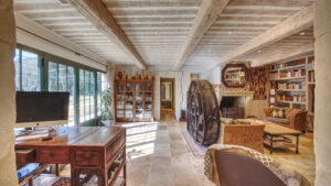 helles wohnzimmer in einem luxus ferienhaus in der provence