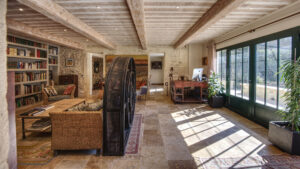 salon lumineux dans un mas de luxe à louer en Provence location mas provence saint remy de provence le salon