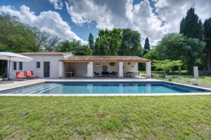 privé zwembad bij een luxe vakantiehuis in de Provence nabij Saint-Rémy-de-Provence
