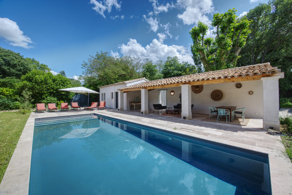 privé zwembad bij een vakantiehuis in de Provence met uitzicht op de natuur