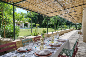 schaduwrijk terras met eethoek bij een vakantiehuis in de Provence
