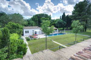 maison de vacances en provence avec piscine entourée de nature
