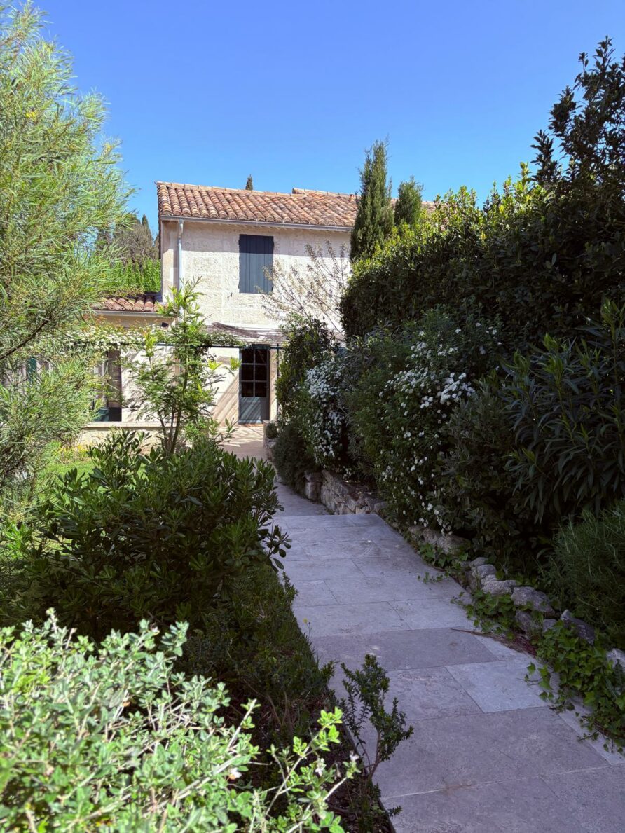 Terrasse avec table pastel et ambiance extérieure maison de vacances Provence