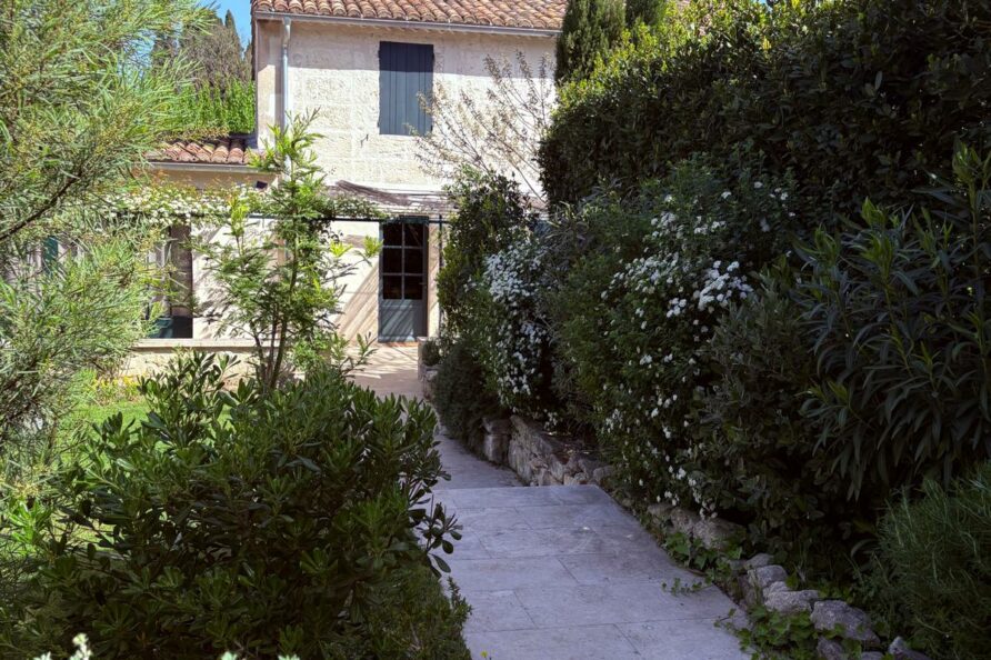 Terrasse avec table pastel et ambiance extérieure maison de vacances Provence